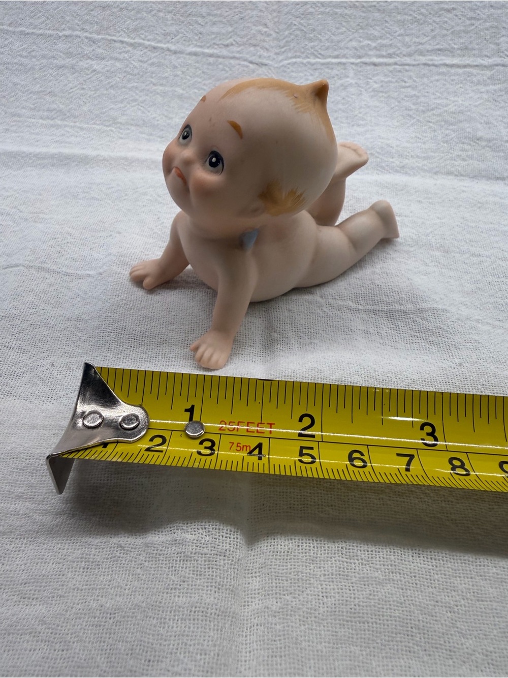 Vintage Kewpie Baby Figurine in Flesh Tone with Blonde Accent Number KW913 - Picture 3 of 6